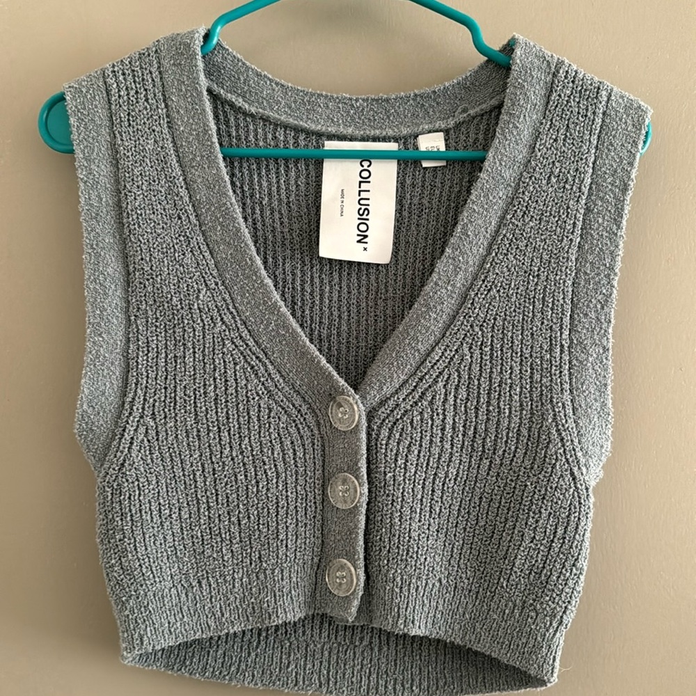 Cropped sleeveless sweater